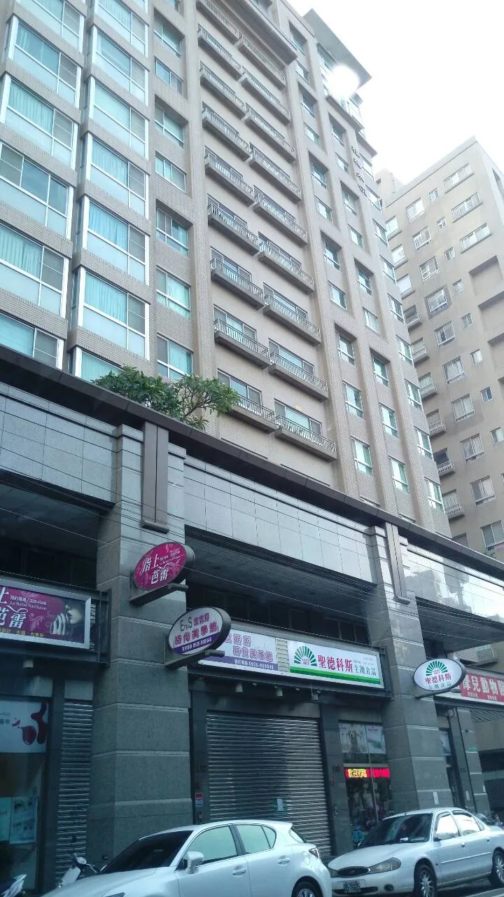 福樺水悅大樓外觀，一樓是店面